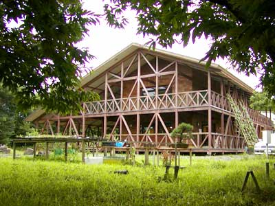 農場の中心となる建物の画像