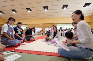わくわく赤ちゃんふれあい体験のようす