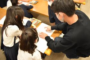 絵本で創作の写真です