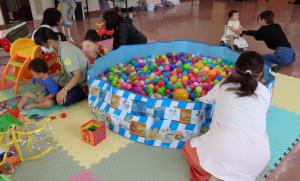 子育て広場のおもちゃで遊ぶ親子