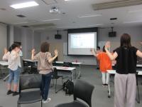 ストレッチをする参加者の写真