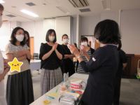 講話を聴く参加者の写真