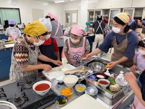 親と子の料理教室の様子