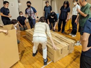 段ボールベッドを組み立てている様子