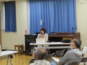 講習会で講師が説明している写真
