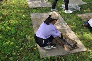 外したかやを整える様子