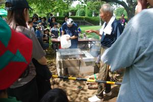塩づくりの説明を受ける様子
