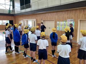 小学生に説明をしている様子