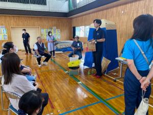 携帯トイレの使用方法の説明の様子