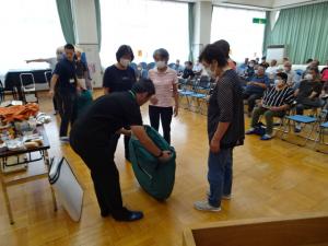 間仕切りの組み立て方を体験している様子