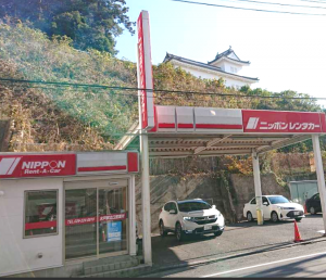水戸市三の丸ニッポンレンタカーの看板　赤を使用