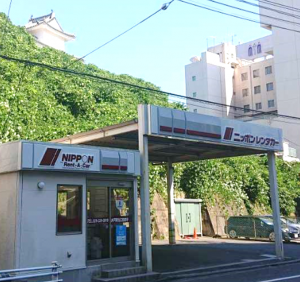水戸市三の丸ニッポンレンタカーの看板　白、茶を使用