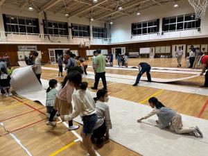 簡易間仕切りを展開している様子①