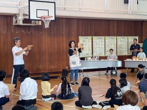紙食器づくりを実施している様子