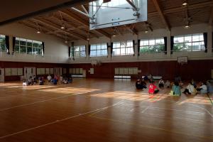 参加者が車座になり2日間の体験学習を振り返る様子