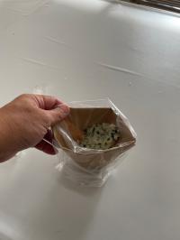 作成した紙食器に配膳した朝食のわかめご飯