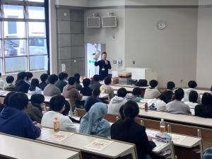 備蓄品を説明する様子
