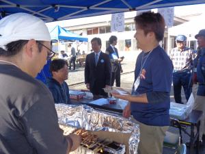 国田まつり写真　焼き鳥の販売