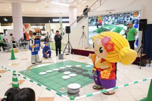 ロボスケVSみとちゃん大盤オセロ対決