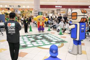 ロボスケVSみとちゃん大盤オセロ対決