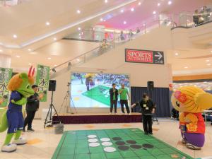ホーリーくんVSみとちゃん大盤オセロ対決