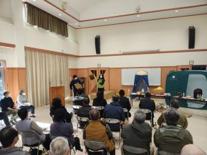 段ボールベットを組み立てる様子