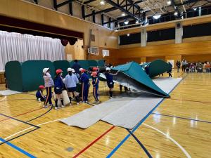 児童が間仕切りを展開する様子