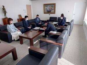 協定書を交わしている様子