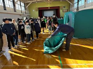 簡易間仕切りの説明をしている様子