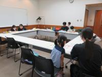 別室過ごす小学生とサブリーダーズ会の写真