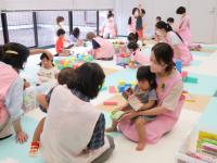 別室で過ごす幼児とえくぼ会の写真