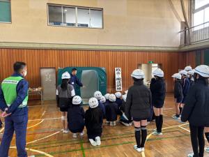 水戸市の備蓄品を説明している様子