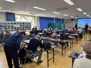 重ねるハザードマップを使用している様子