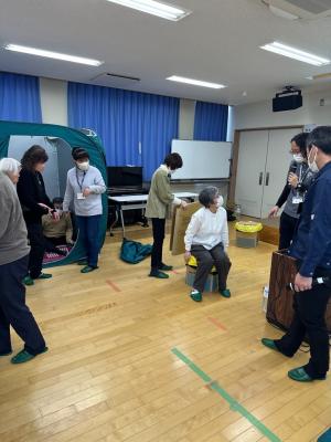 簡易トイレを体験している様子