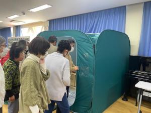 間仕切りの体験をする様子