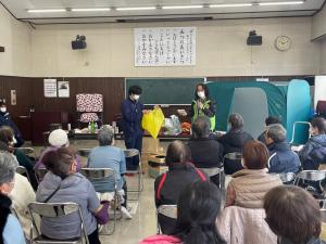 携帯トイレについて説明している様子