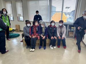 段ボールベッドを体験している様子