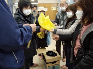 簡易トイレを体験している様子