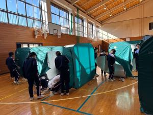 間仕切りの体験をする様子