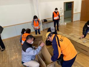 段ボールベッドを作成している様子
