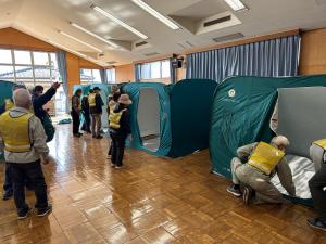間仕切りの体験をする様子