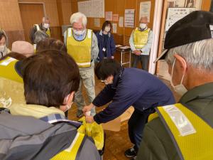 簡易トイレの説明をしている様子