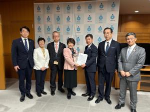 高橋靖水戸市長らがあべ俊子文部科学大臣へ要望書を提出している写真