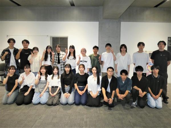 R8年二十歳のつどい実行委員の集合写真