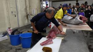 マグロ解体ショーの様子３