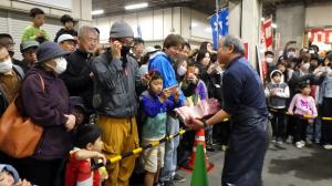 マグロ解体ショーの様子４