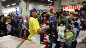 マグロ解体ショーの様子５