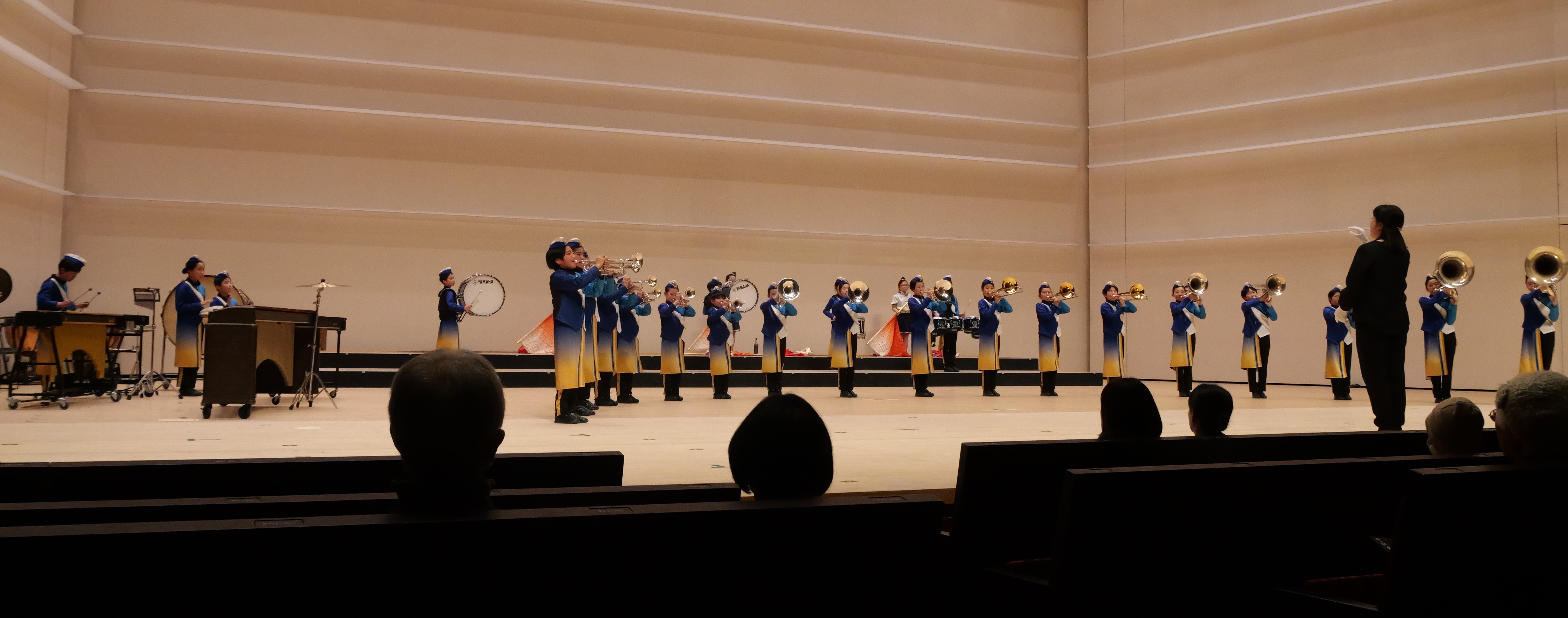 市民会館でのマーチングのパフォーマンス