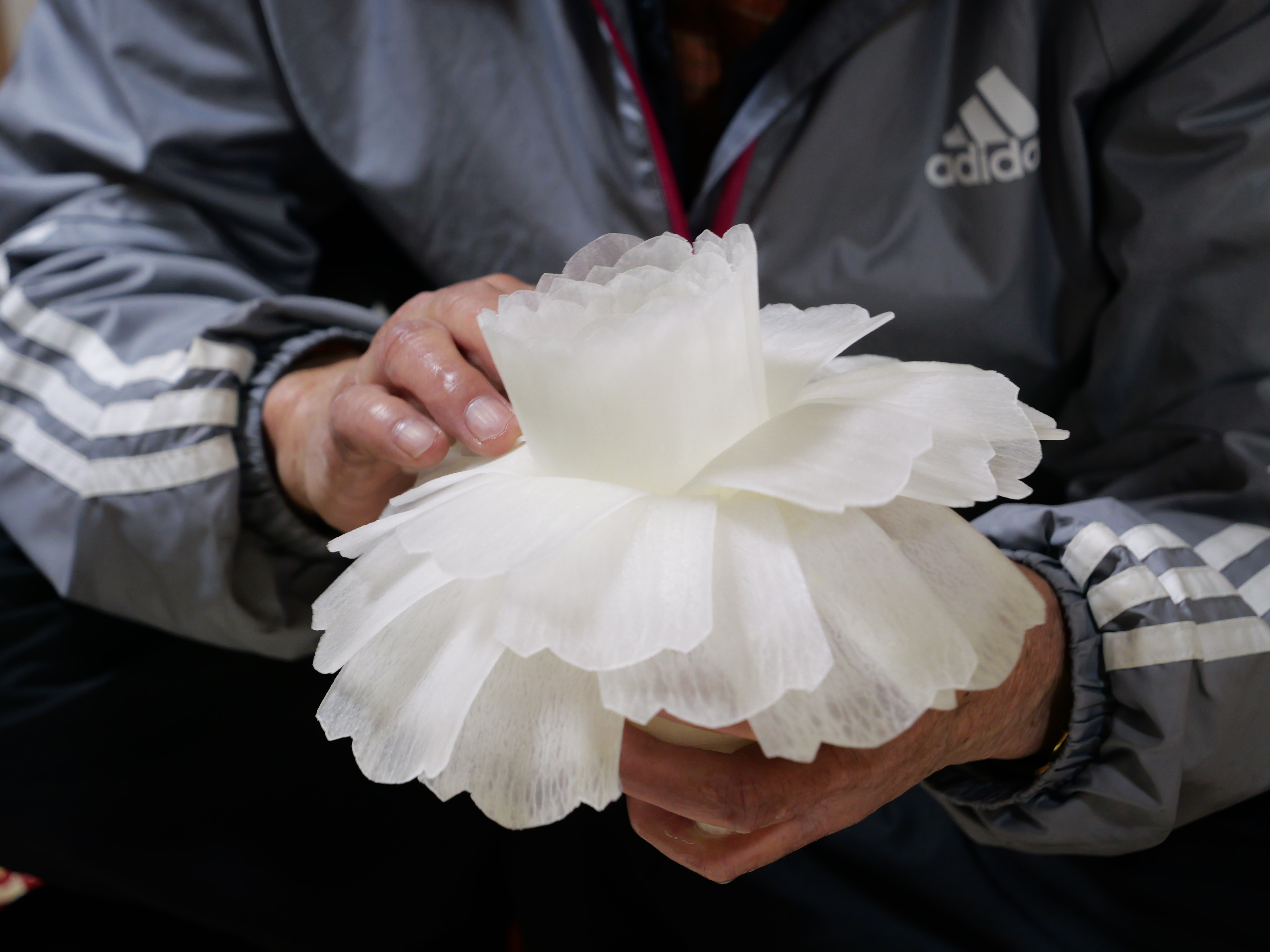 大根のかつらむきからボタンの花を作っている
