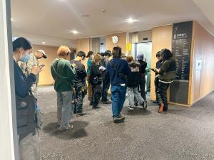 エレベーター前で段取りをしているスタッフ